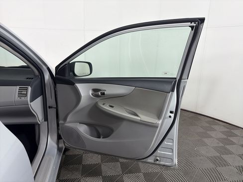 Used 2013 Toyota Corolla LE image 40