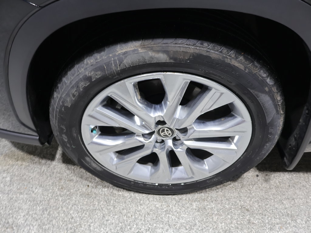 Used 2024 Toyota Highlander Limited AWD/4WD image 9