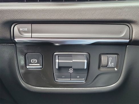 Used 2025 Cadillac Escalade ESV Premium Luxury image 17