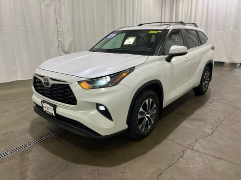 Used 2023 Toyota Highlander XLE AWD/4WD image 7