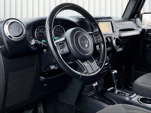 Used 2017 Jeep Wrangler Unlimited Sahara AWD/4WD image 15