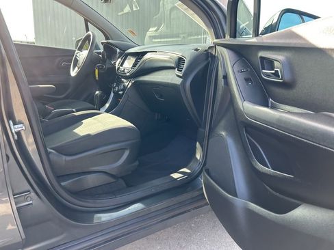 Used 2020 Chevrolet Trax LS FWD image 19