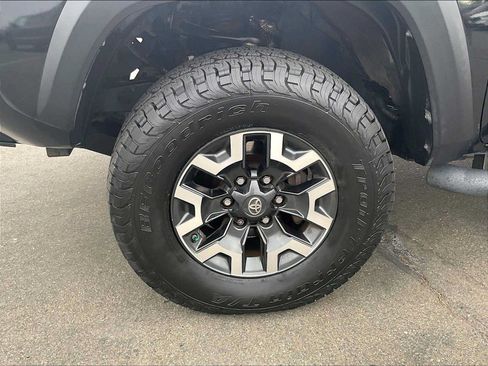 Used 2018 Toyota Tacoma TRD Off-Road w/ Technology Package AWD/4WD image 12