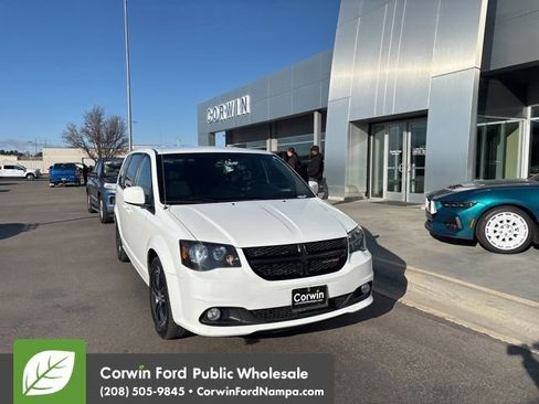 Used 2018 Dodge Grand Caravan SE image 2