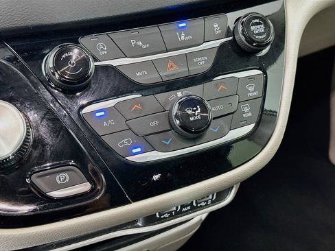 Used 2024 Chrysler Pacifica Touring-L FWD image 23