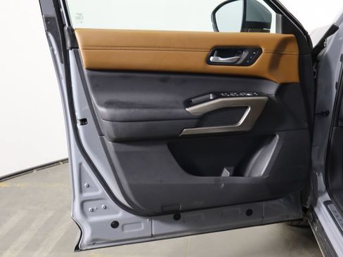 Used 2025 Nissan Pathfinder Platinum w/ Cargo Package AWD/4WD image 13