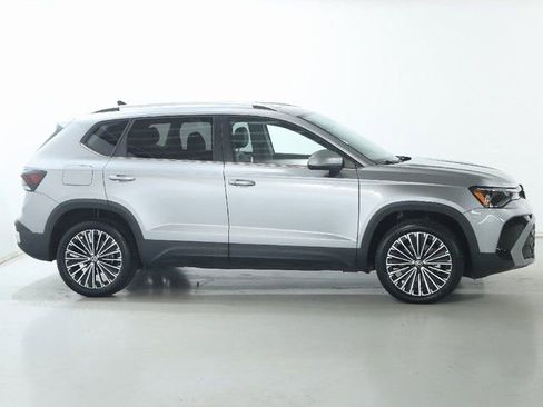 Used 2025 Volkswagen Taos SE image 11