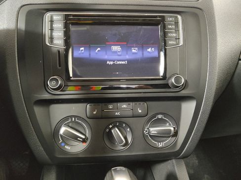 Used 2017 Volkswagen Jetta SE FWD image 25