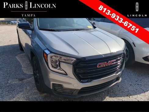 Used 2024 GMC Terrain SLE w/ Driver Convenience Package FWD image 4