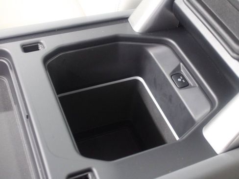 Used 2023 Land Rover Defender 130 SE image 31