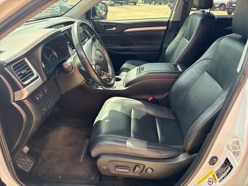 Used 2019 Toyota Highlander XLE image 16