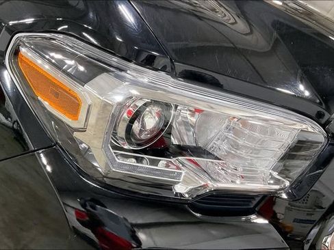 Used 2017 Toyota Tacoma TRD Off-Road AWD/4WD image 31