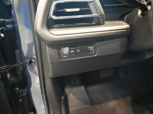 Used 2025 Chevrolet Traverse LT w/ Driver Confidence Package FWD image 24