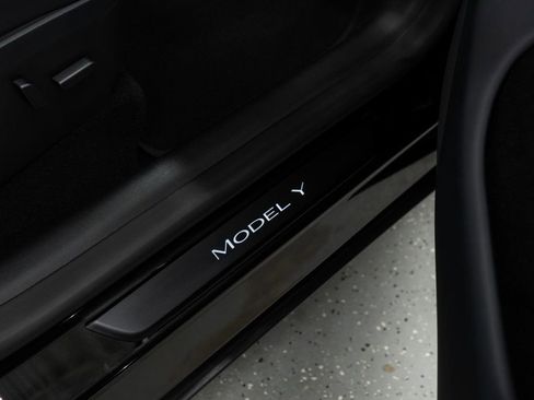 Used 2024 Tesla Model Y Long Range image 14