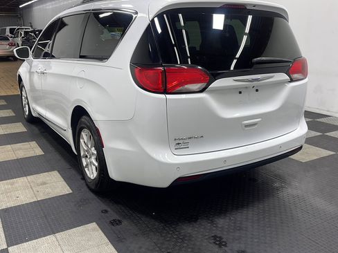 Used 2020 Chrysler Pacifica Touring-L FWD image 16