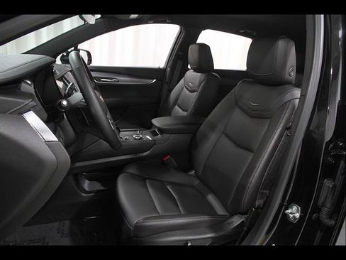 Certified 2025 Cadillac XT5 Luxury w/ LPO, Floor Liner Package AWD/4WD image 5