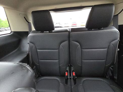 Used 2019 GMC Acadia Denali w/ Technology Package FWD image 32