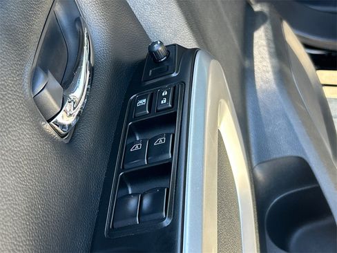 Used 2024 Nissan Titan SV w/ SV Convenience Package image 12