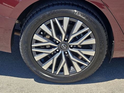 Used 2024 Nissan Altima 2.5 SV FWD image 7