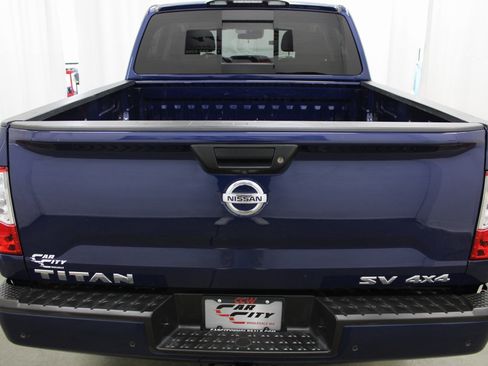 Used 2022 Nissan Titan SV image 6