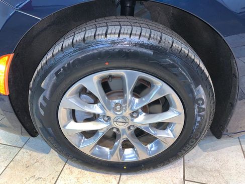 Used 2022 Chrysler Pacifica Touring-L w/ Uconnect Theater Family Group image 12