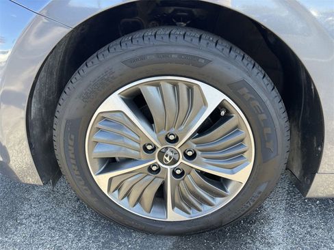 Used 2020 Hyundai Ioniq SE image 10