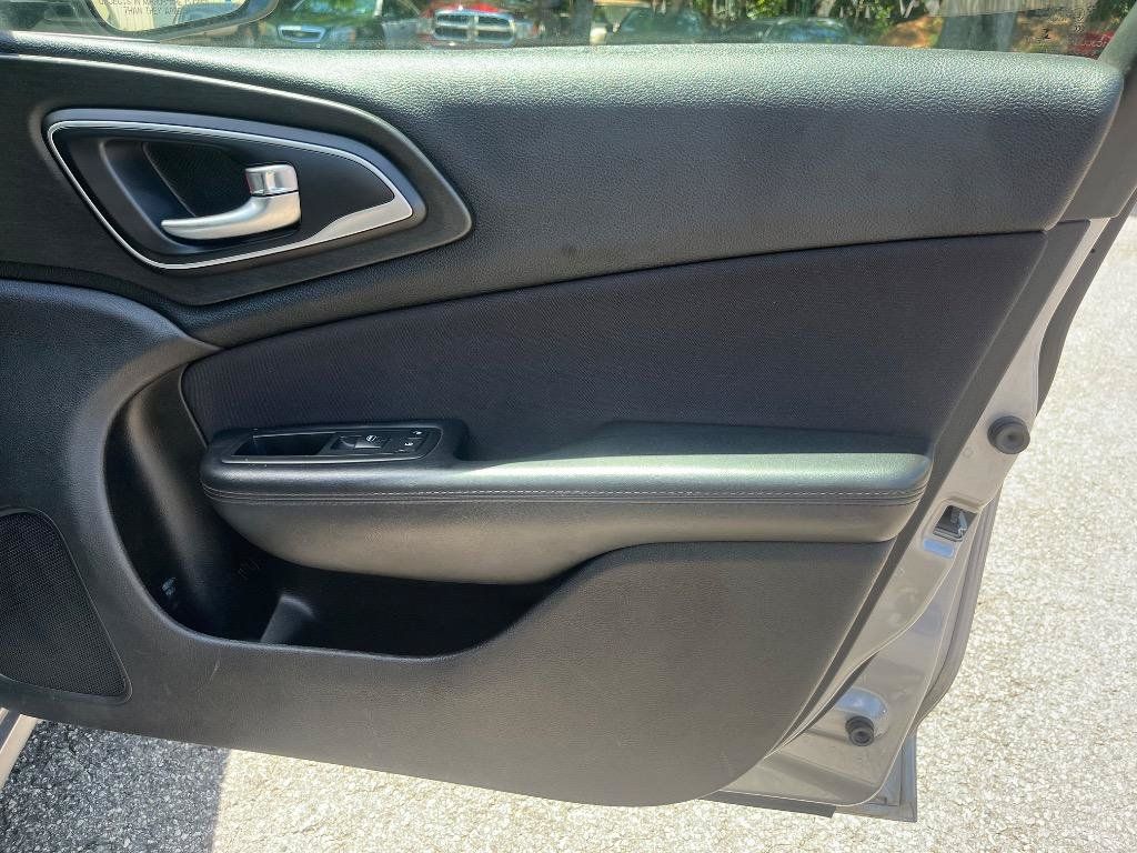 Used 2015 Chrysler 200 Limited FWD image 31