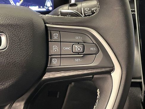 Used 2024 Jeep Grand Cherokee Altitude image 38