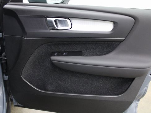 Used 2021 Volvo XC40 T5 Momentum image 30