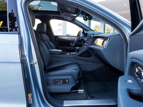 Used 2023 Bentley Bentayga image 2