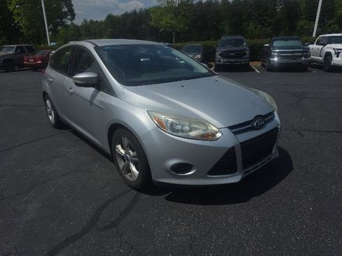 Used 2013 Ford Focus SE w/ SE Winter Pkg FWD image 2