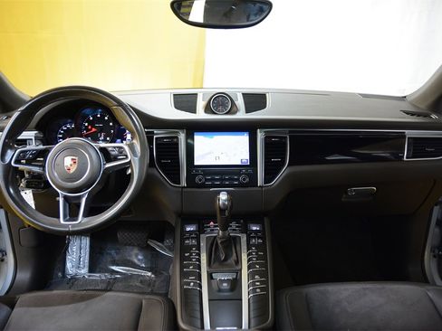 Used 2018 Porsche Macan image 2