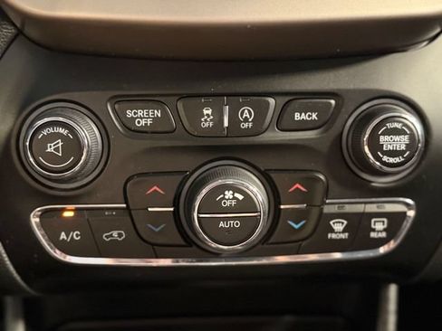 Used 2015 Jeep Cherokee Latitude w/ Comfort/Convenience Group AWD/4WD image 33