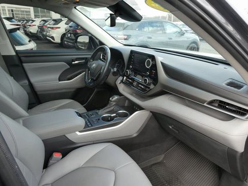 Used 2021 Toyota Highlander XLE AWD/4WD image 23