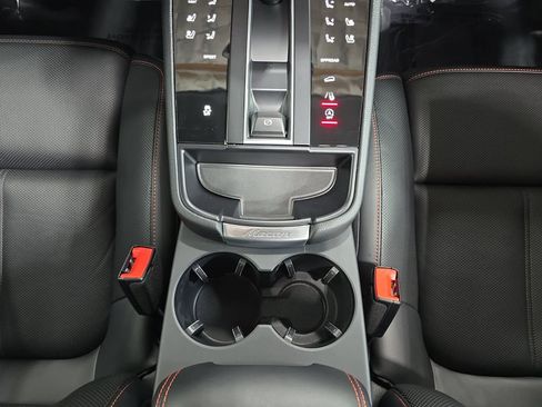 Certified 2025 Porsche Macan AWD/4WD image 20