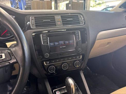 Used 2018 Volkswagen Jetta SEL FWD image 12