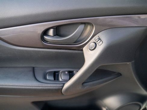 Used 2019 Nissan Rogue SV image 17