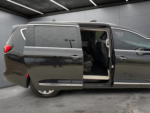 Used 2019 Chrysler Pacifica Touring-L FWD image 21