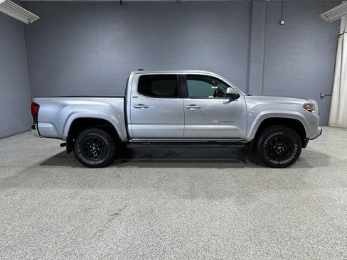 Used 2022 Toyota Tacoma SR5 AWD/4WD image 2