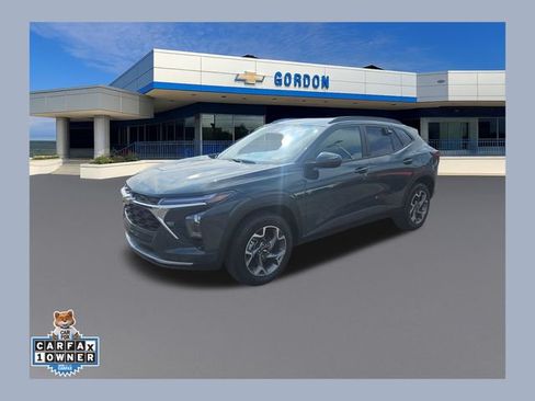 Used 2025 Chevrolet Trax LT FWD image 1