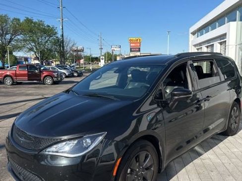 Used 2020 Chrysler Pacifica Limited w/ Advanced Safetytec Group FWD image 18