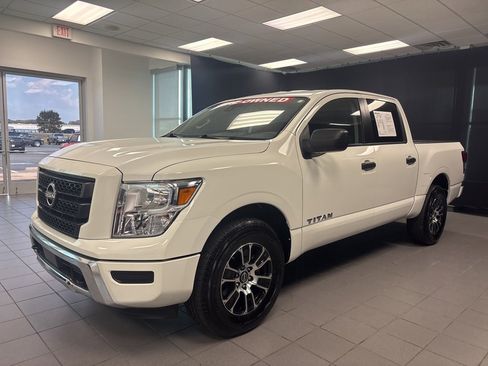 Used 2023 Nissan Titan SV image 7