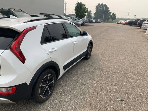 Used 2024 Kia Niro EX FWD image 4