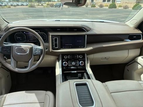 Used 2021 GMC Yukon Denali w/ Denali Premium Package AWD/4WD image 16