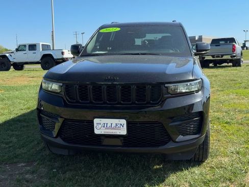 Used 2023 Jeep Grand Cherokee Altitude AWD/4WD image 2