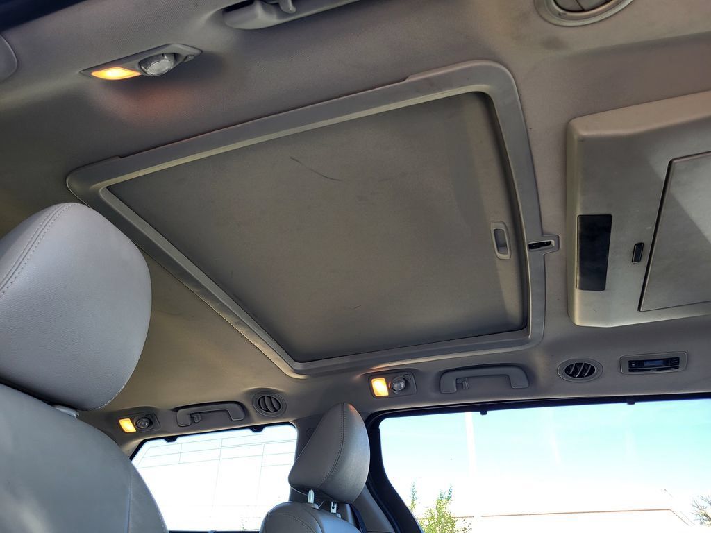 Used 2017 Toyota Sienna Limited Premium FWD image 26