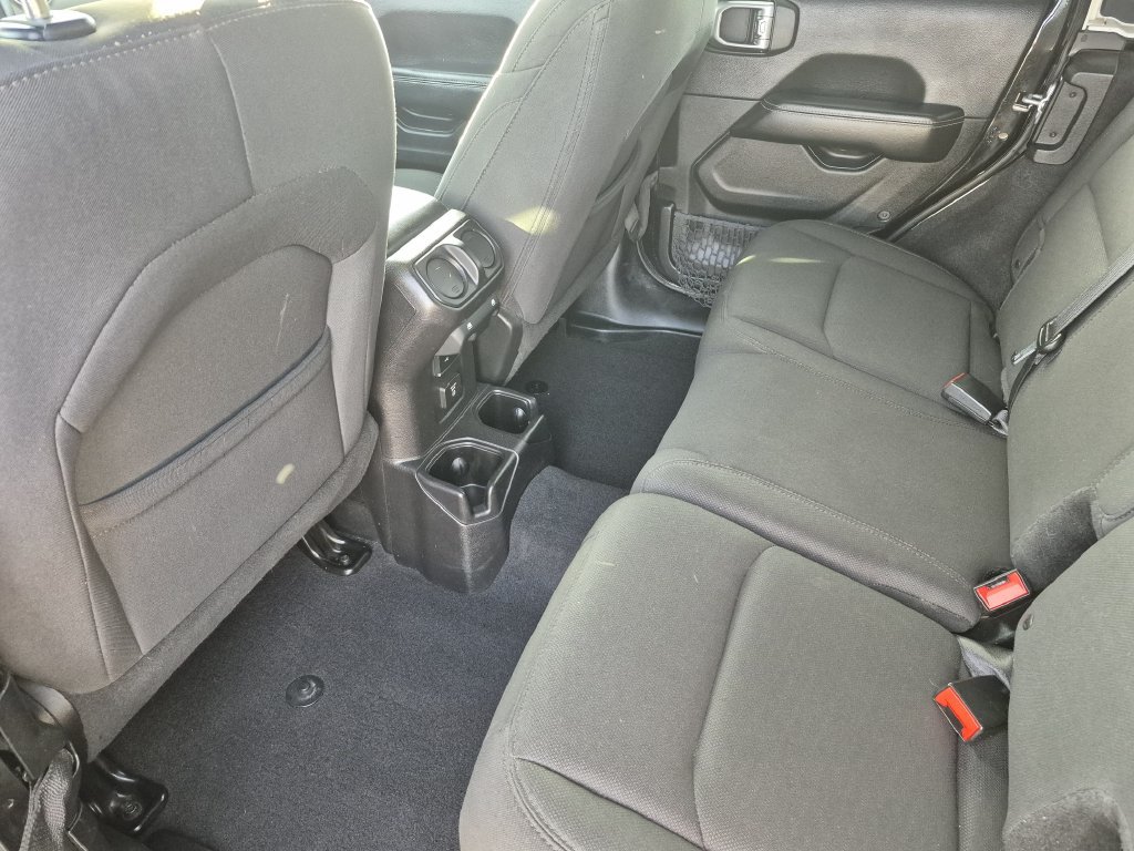 Used 2018 Jeep Wrangler Unlimited Sahara AWD/4WD image 12
