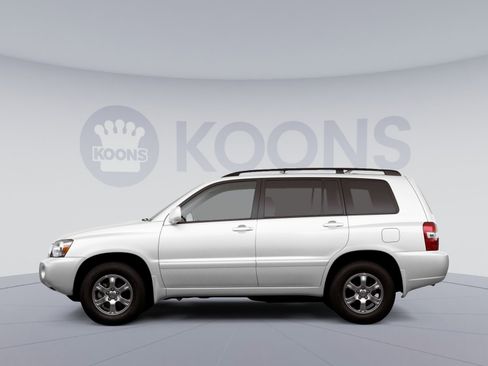 Used 2022 Toyota Highlander XLE AWD/4WD image 1