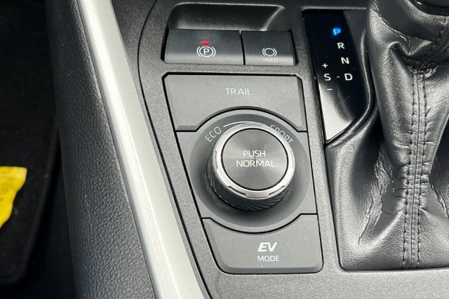 Used 2025 Toyota RAV4 XLE AWD/4WD image 36