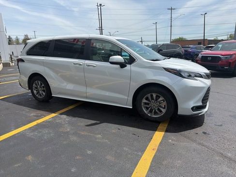 Used 2025 Toyota Sienna XLE AWD/4WD image 7
